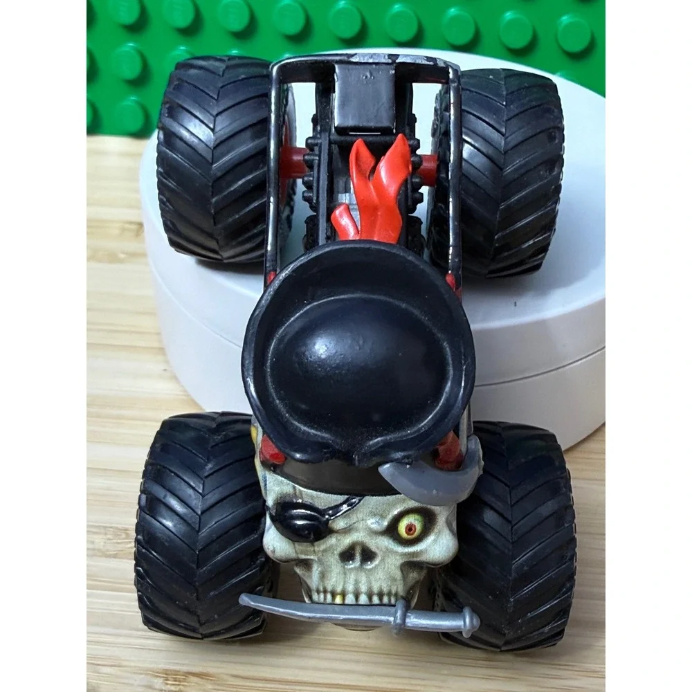 Monster Jam Pirates Curse Monster Truck 1:64 Diecast Skull Pirate Hat BKT Tires